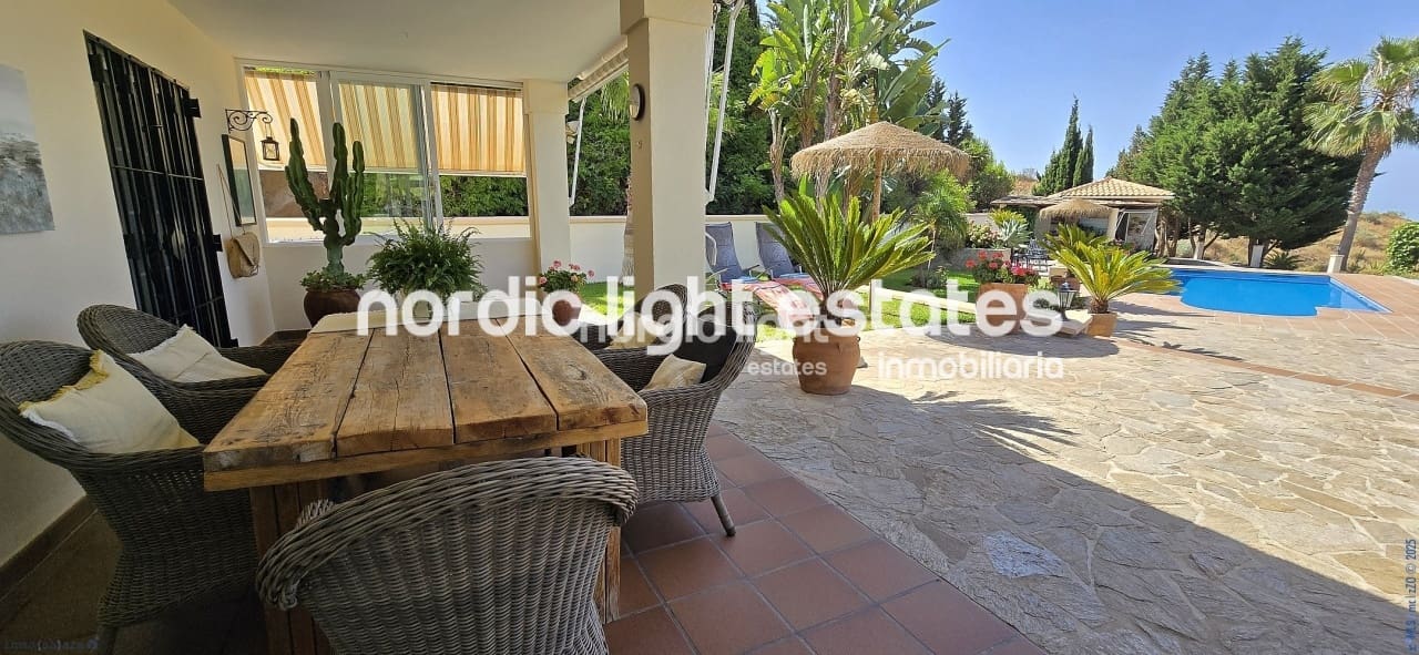 3 soveværelse Villa til salg i Sayalonga med swimmingpool garage - € 698.000 (Ref: 9131651)