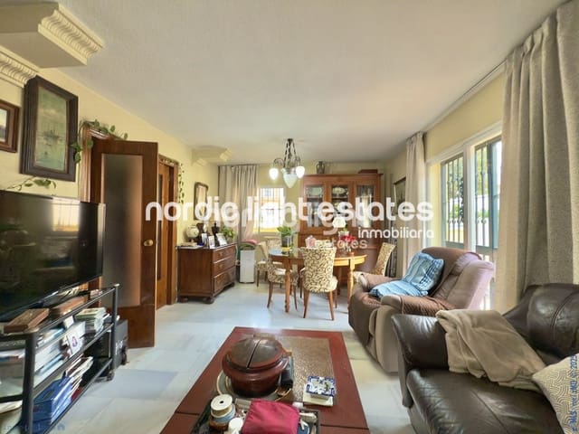 7 soverom Villa til salgs i Torre del Mar, Vélez-Málaga med svømmebasseng garasje - € 725 000 (Ref: 9146188)