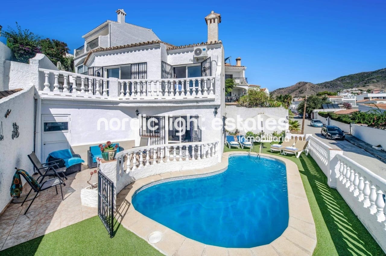 Villa/Maison de 4 chambres à louer à Nerja avec piscine - 1 850 € (Ref: 9158684)