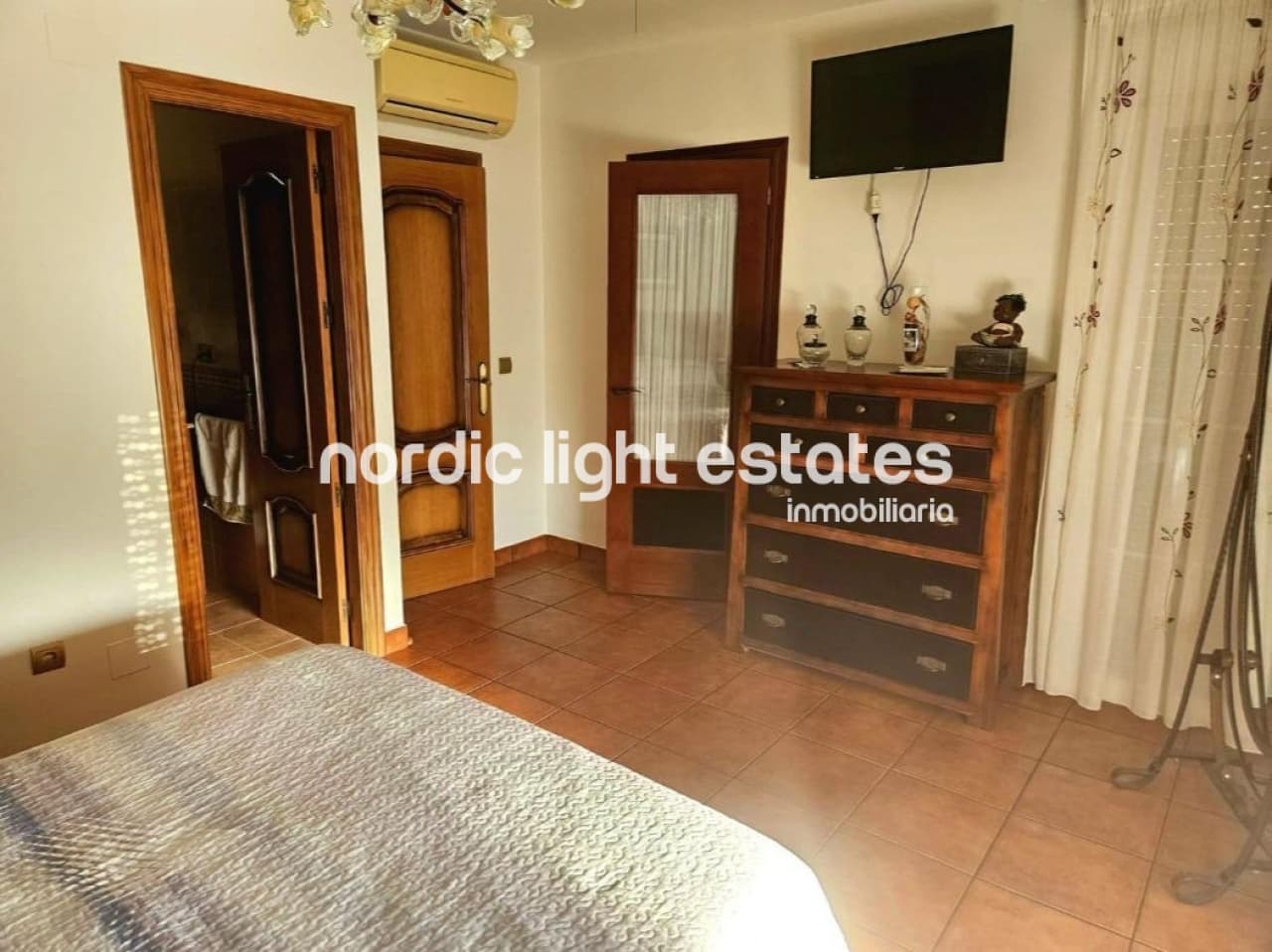 4 soveværelse Semi-Rækkehus til salg i Caleta de Velez med garage - € 550.000 (Ref: 9175764)