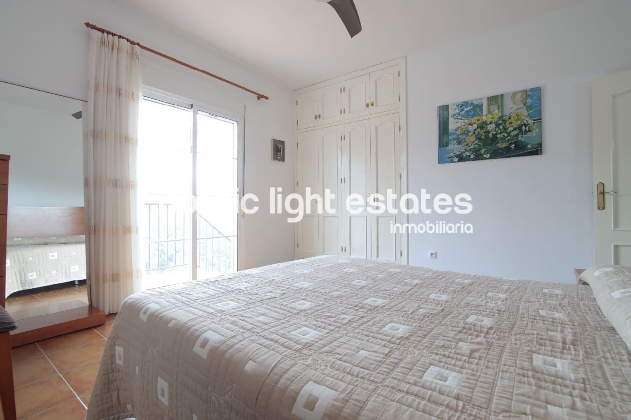 5 soverom Kjedet enebolig til salgs i Frigiliana med svømmebasseng garasje - € 415 000 (Ref: 9184458)