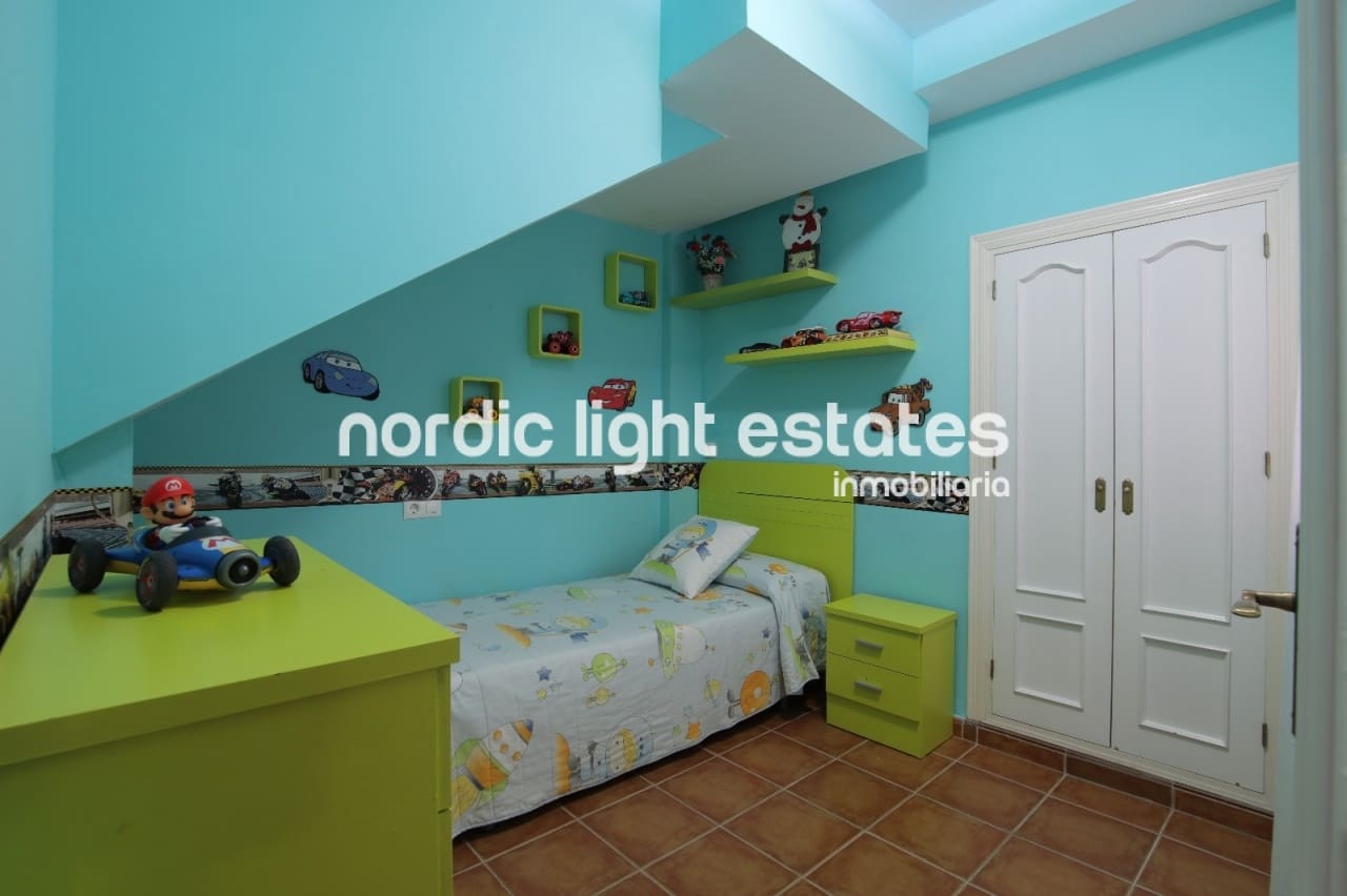 5 soverom Kjedet enebolig til salgs i Frigiliana med svømmebasseng garasje - € 415 000 (Ref: 9184458)