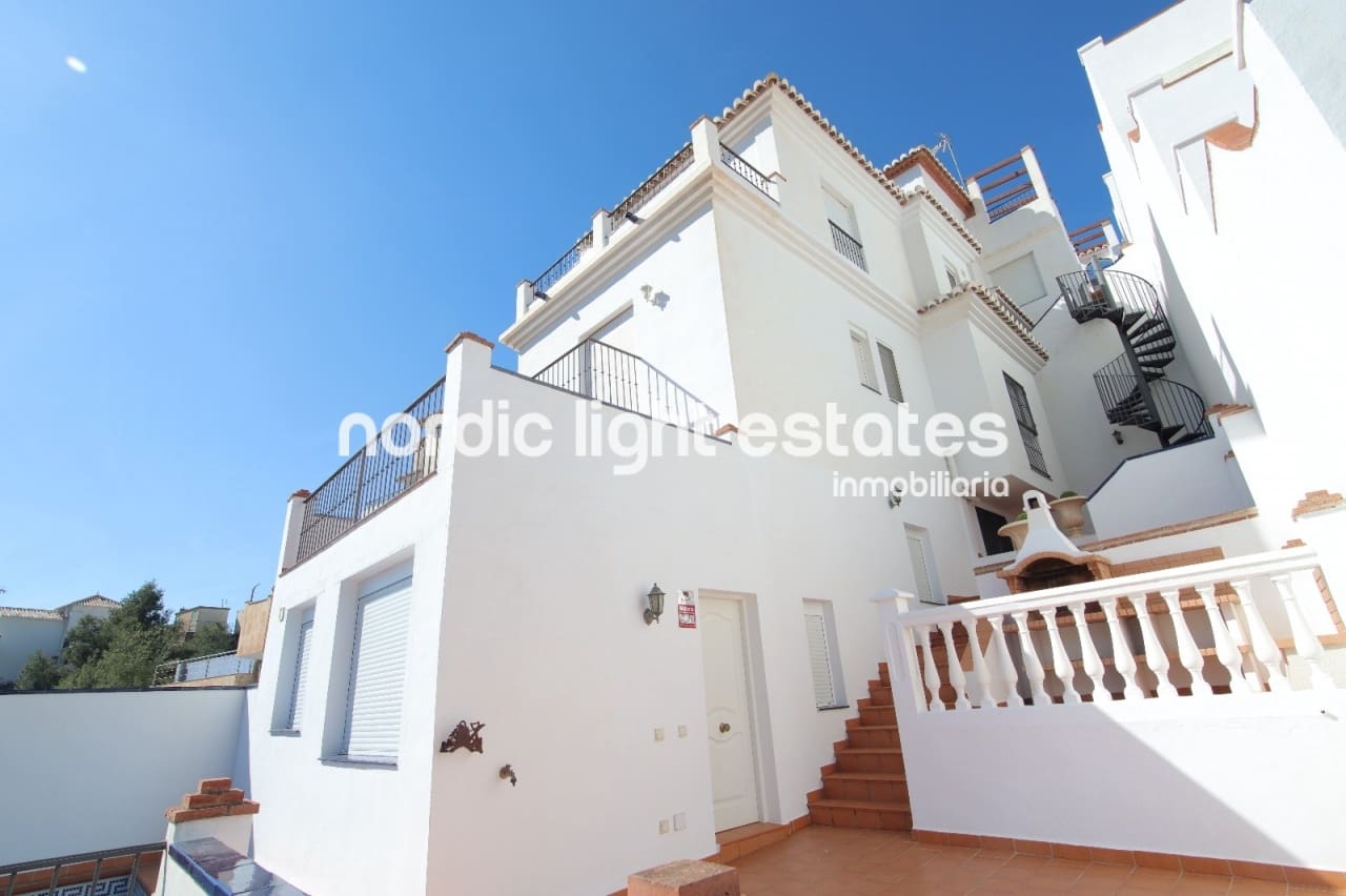 5 soverom Kjedet enebolig til salgs i Frigiliana med svømmebasseng garasje - € 415 000 (Ref: 9184458)