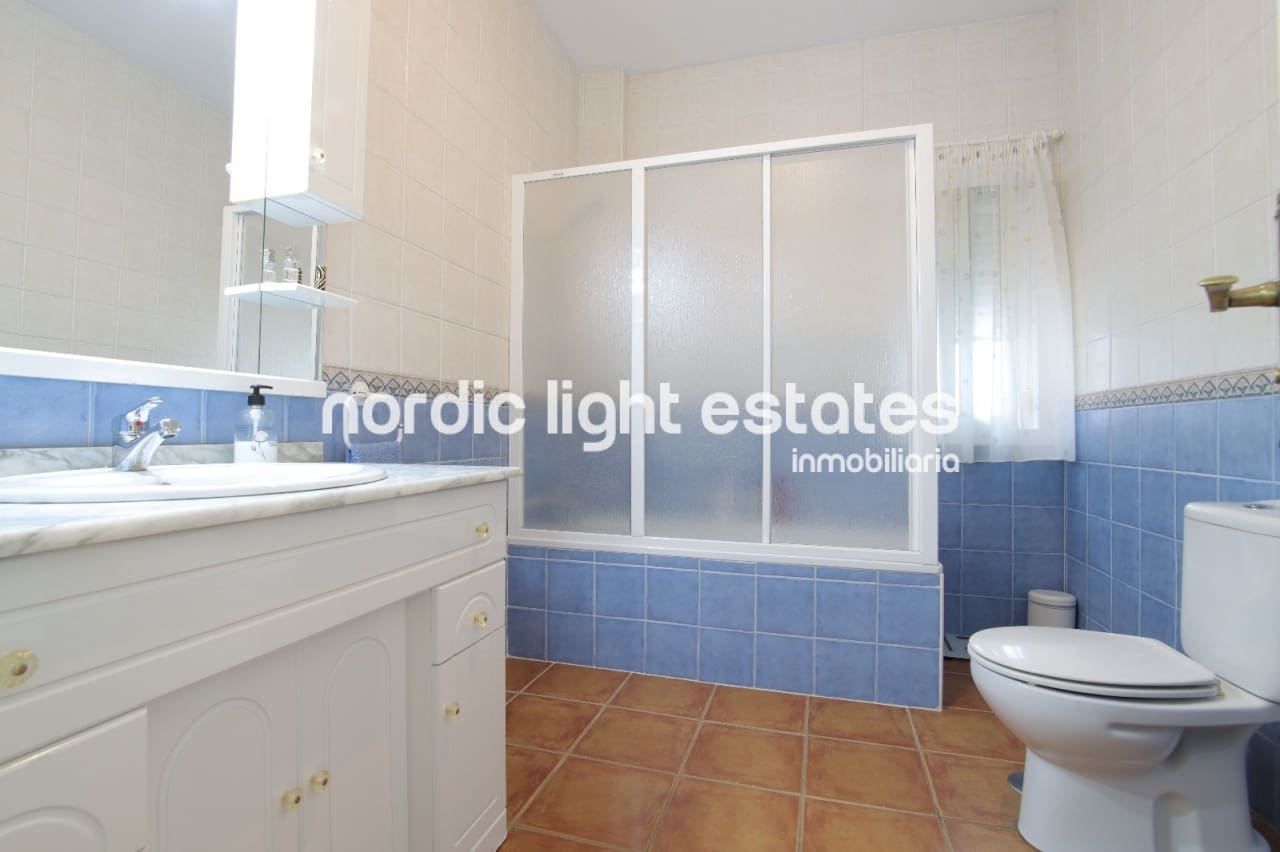 5 soverom Kjedet enebolig til salgs i Frigiliana med svømmebasseng garasje - € 415 000 (Ref: 9184458)