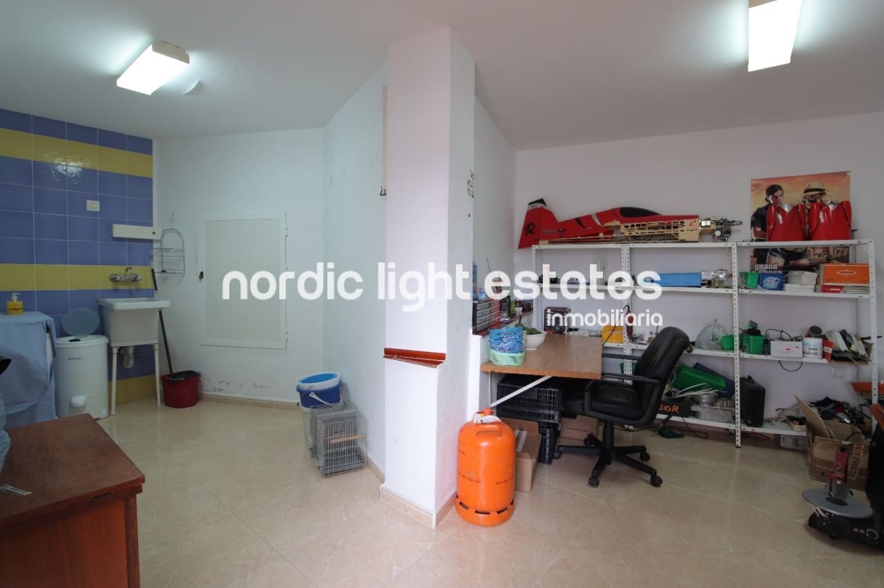 5 soverom Kjedet enebolig til salgs i Frigiliana med svømmebasseng garasje - € 415 000 (Ref: 9184458)