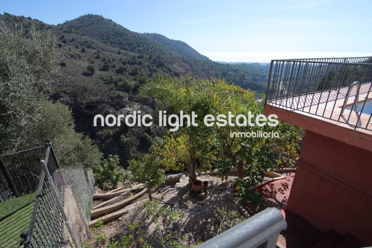 5 soverom Kjedet enebolig til salgs i Frigiliana med svømmebasseng garasje - € 415 000 (Ref: 9184458)