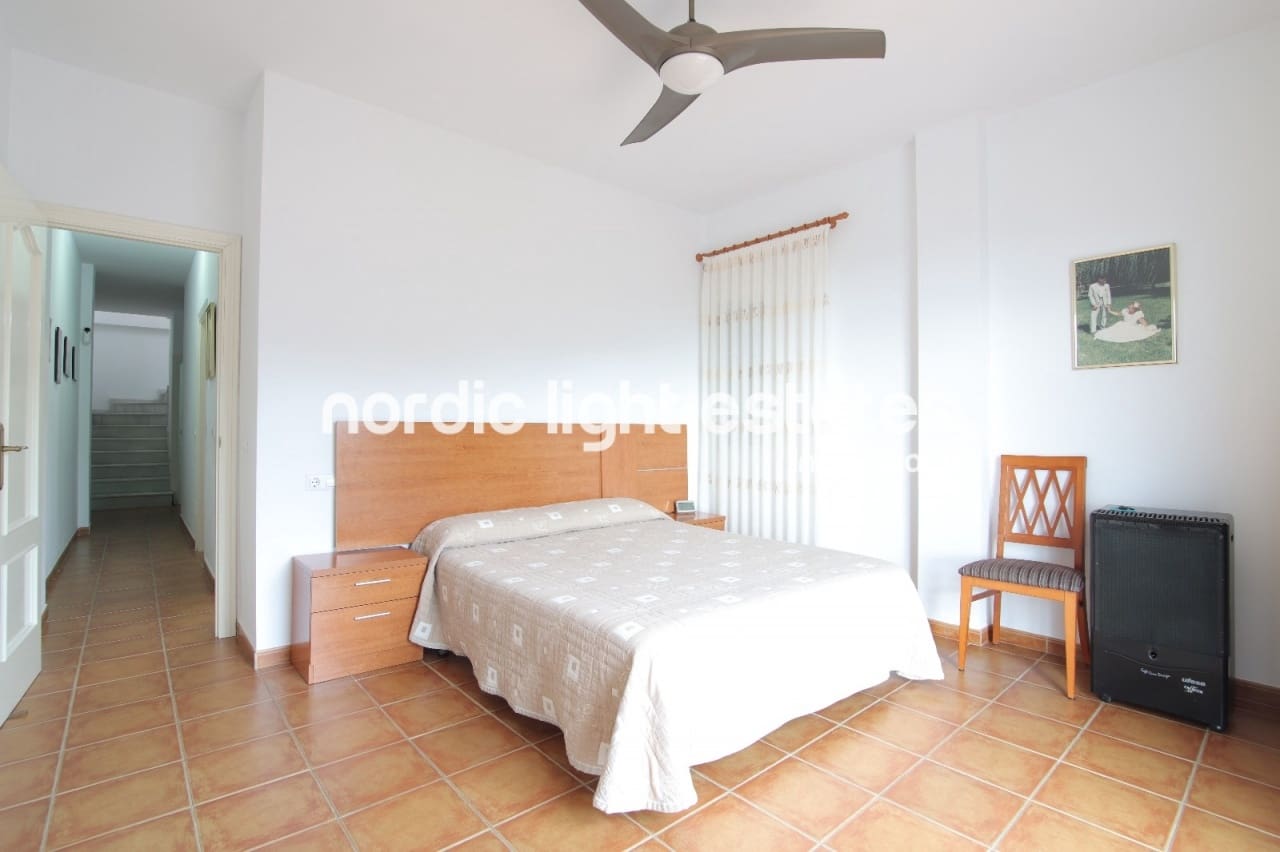 5 soverom Kjedet enebolig til salgs i Frigiliana med svømmebasseng garasje - € 415 000 (Ref: 9184458)