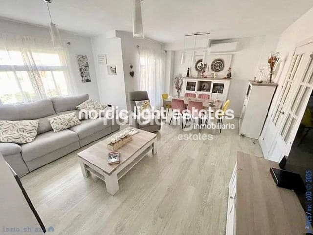 4 soveværelse Semi-Rækkehus til salg i Rincón de la Victoria med swimmingpool garage - € 485.000 (Ref: 9201624)