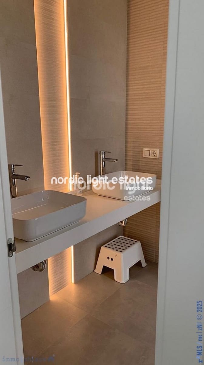 4 soveværelse Semi-Rækkehus til salg i Torre de Benagalbon med swimmingpool garage - € 545.000 (Ref: 9210523)