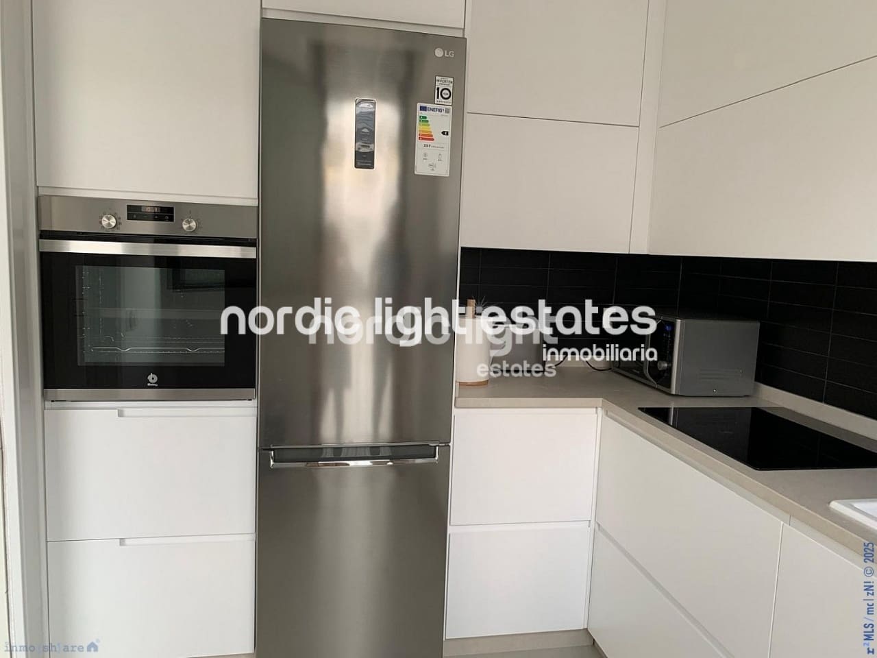 4 soveværelse Semi-Rækkehus til salg i Torre de Benagalbon med swimmingpool garage - € 545.000 (Ref: 9210523)