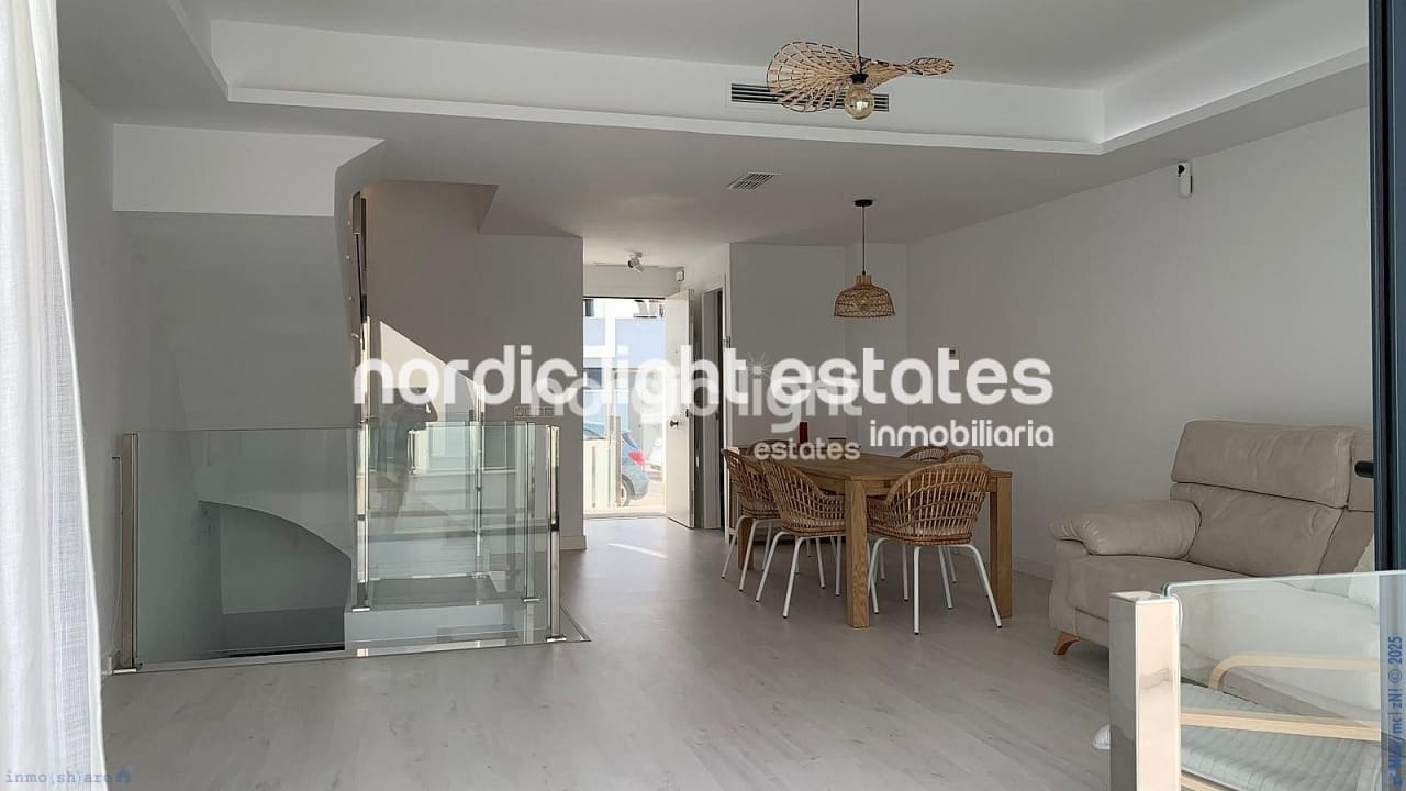 4 soveværelse Semi-Rækkehus til salg i Torre de Benagalbon med swimmingpool garage - € 545.000 (Ref: 9210523)