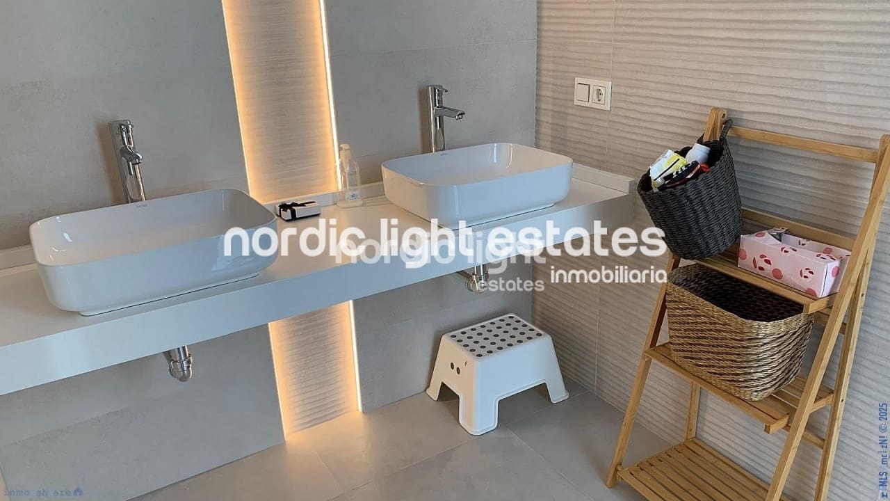 4 soveværelse Semi-Rækkehus til salg i Torre de Benagalbon med swimmingpool garage - € 545.000 (Ref: 9210523)