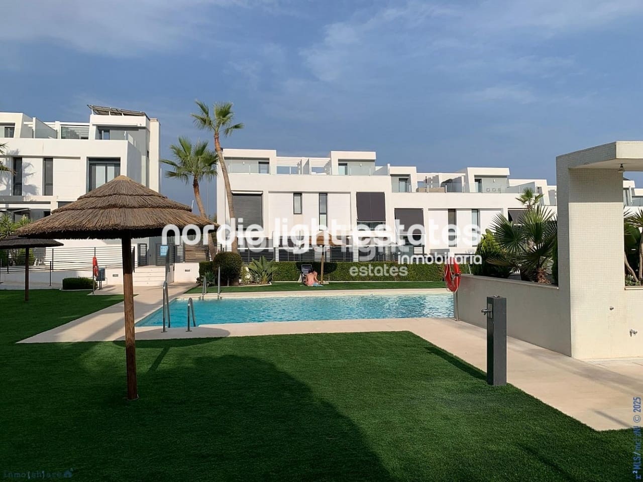 4 soveværelse Semi-Rækkehus til salg i Torre de Benagalbon med swimmingpool garage - € 545.000 (Ref: 9210523)