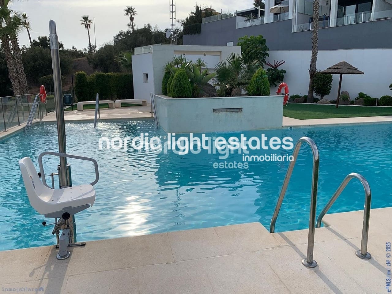 4 soveværelse Semi-Rækkehus til salg i Torre de Benagalbon med swimmingpool garage - € 545.000 (Ref: 9210523)