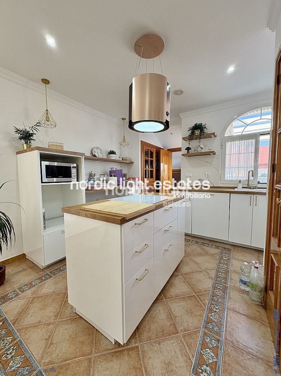 5 makuuhuone Paritalo myytävänä paikassa Caleta de Velez mukana 
autotalli - 730 000 € (Ref: 9221461)