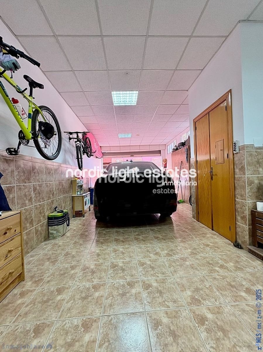 5 makuuhuone Paritalo myytävänä paikassa Caleta de Velez mukana 
autotalli - 730 000 € (Ref: 9221461)