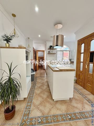 5 soverom Kjedet enebolig til salgs i Caleta de Vélez, Vélez-Málaga med garasje - € 730 000 (Ref: 9221461)