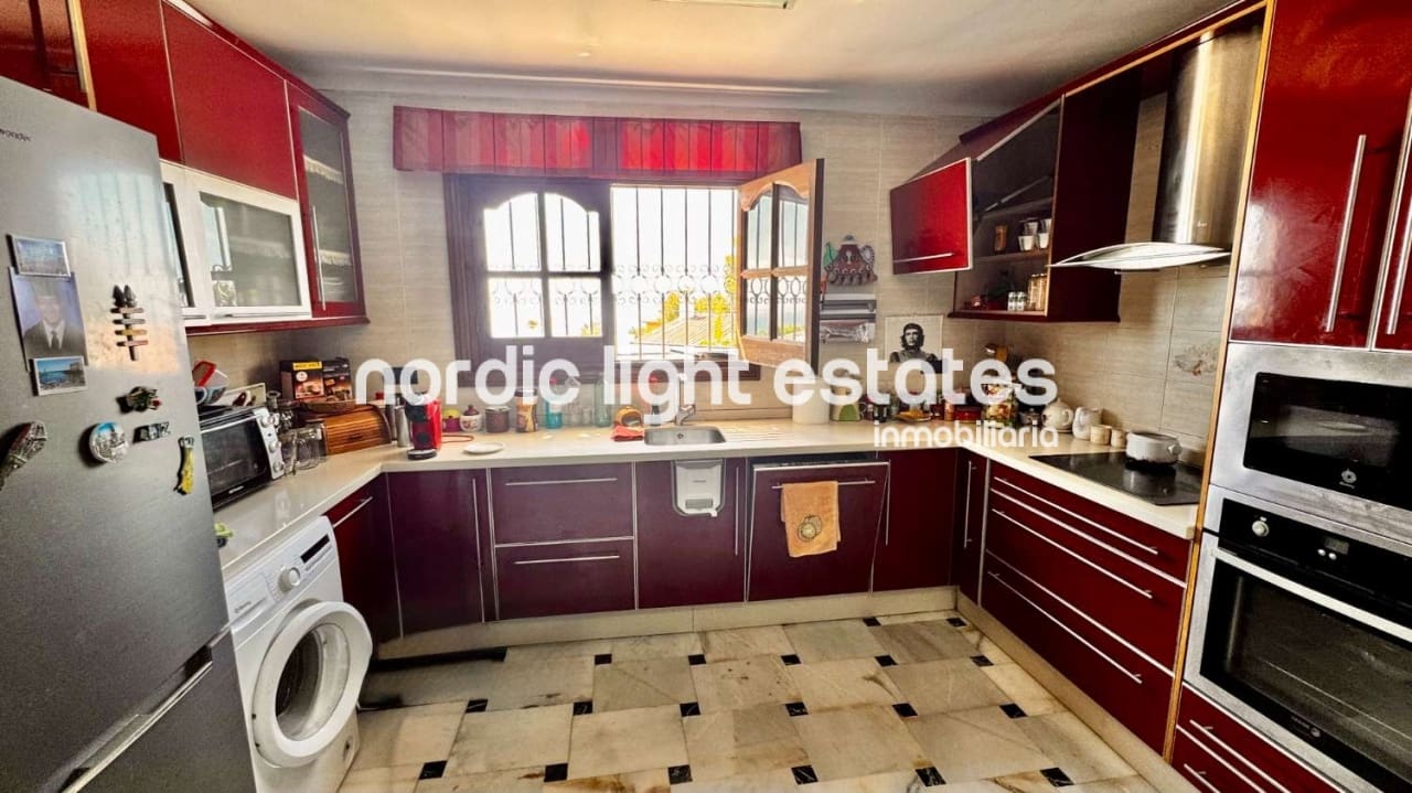 3 bedroom Villa for sale in Nerja with pool garage - € 650,000 (Ref: 9231388)