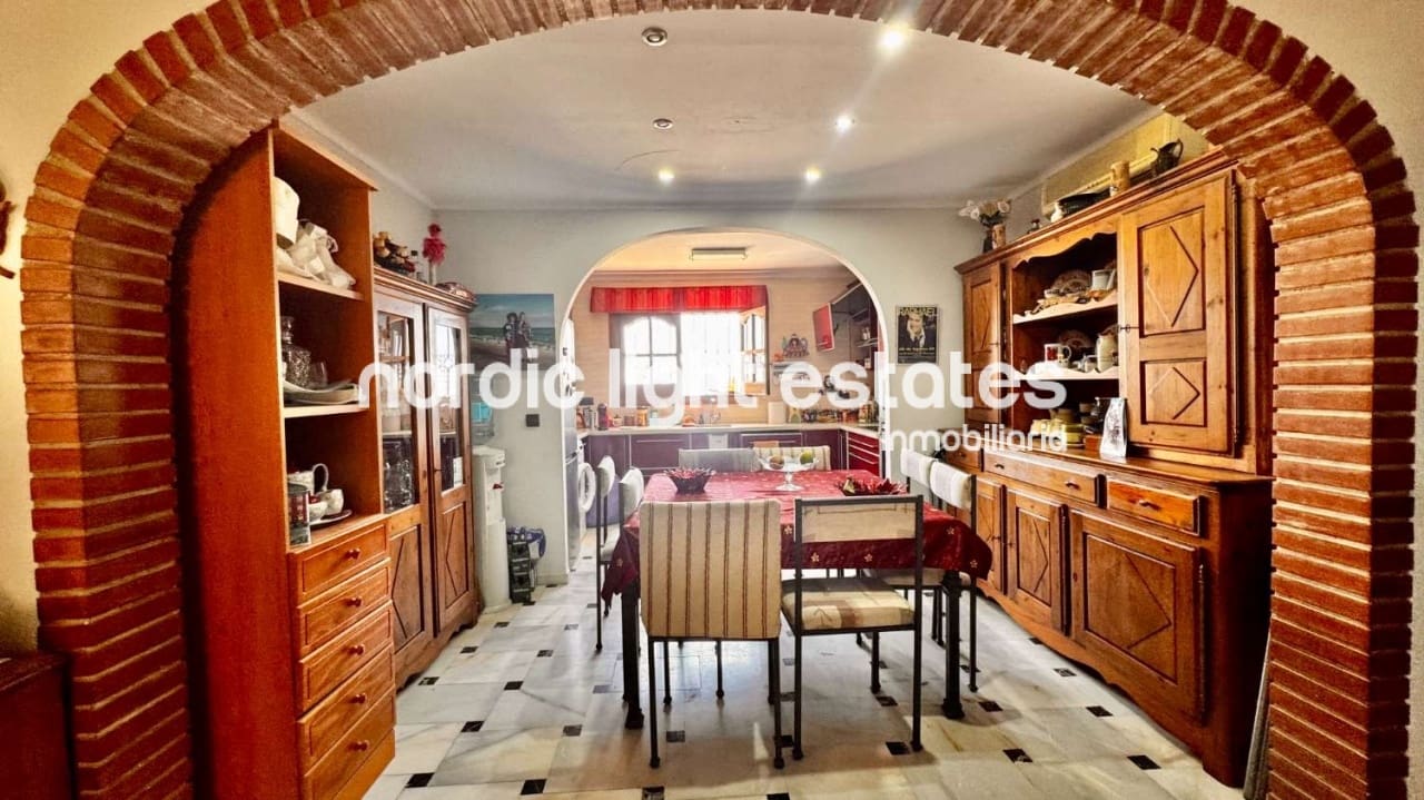 3 bedroom Villa for sale in Nerja with pool garage - € 650,000 (Ref: 9231388)