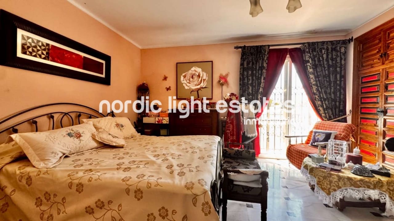 3 bedroom Villa for sale in Nerja with pool garage - € 650,000 (Ref: 9231388)