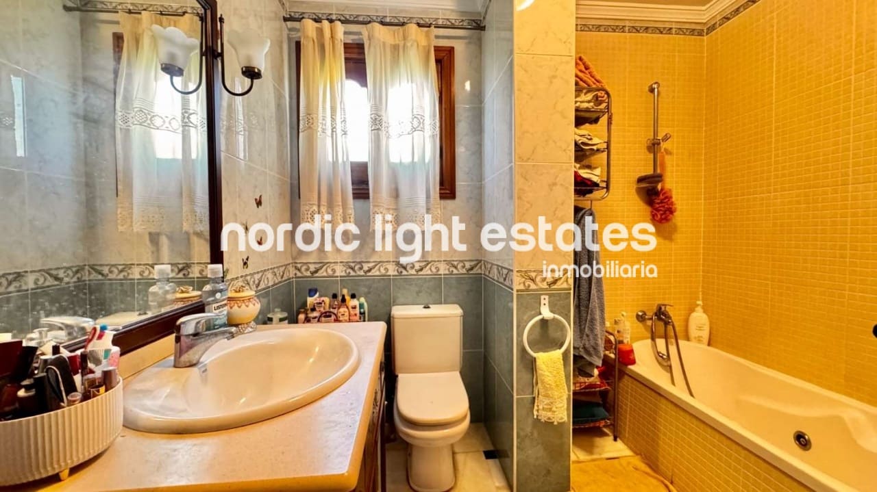 3 bedroom Villa for sale in Nerja with pool garage - € 650,000 (Ref: 9231388)