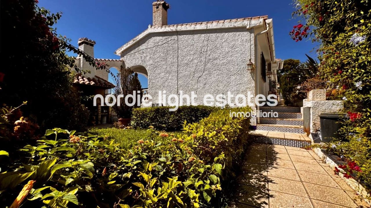 3 bedroom Villa for sale in Nerja with pool garage - € 650,000 (Ref: 9231388)