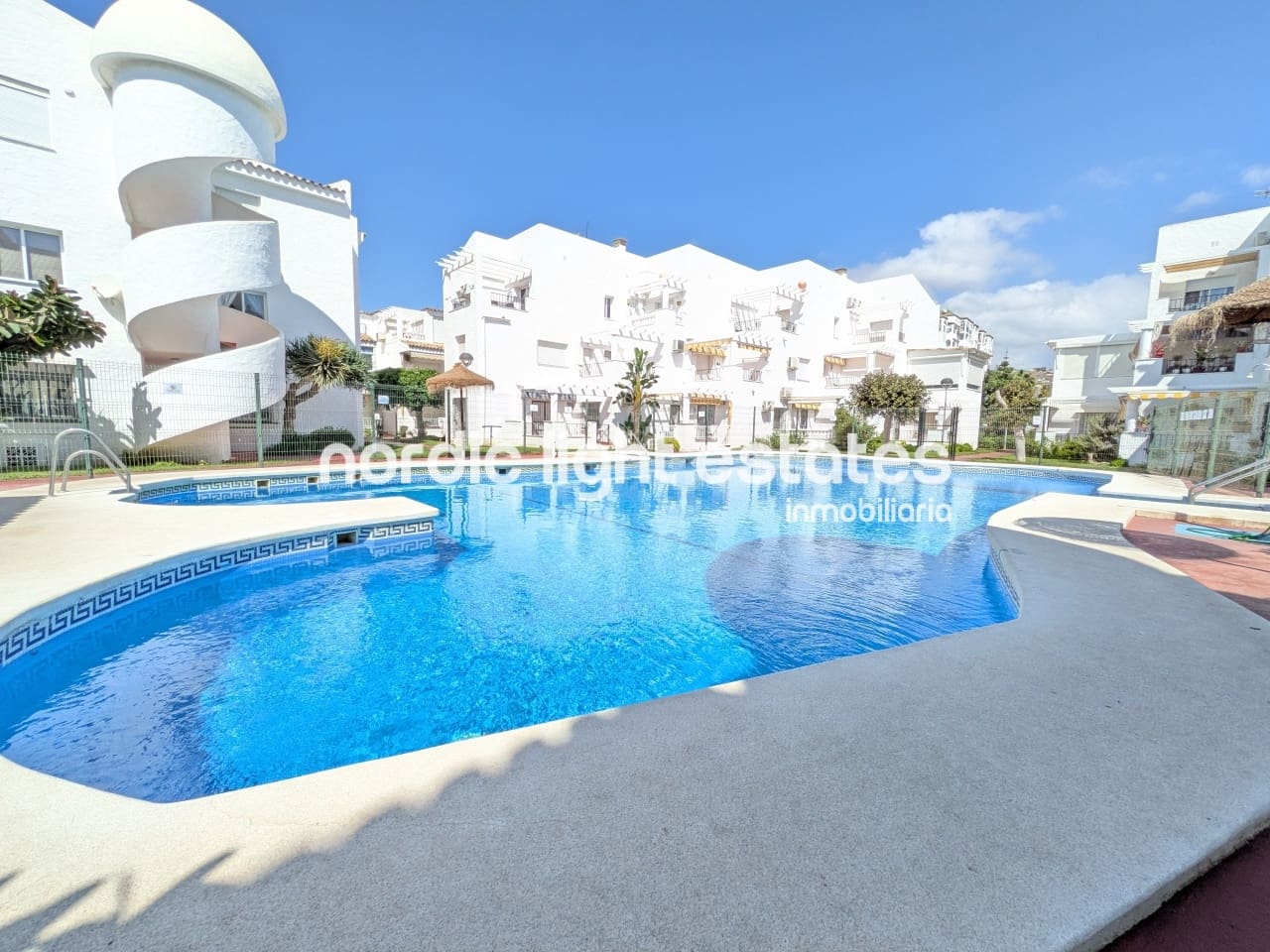 3 soveværelse Semi-Rækkehus til salg i Torrox-Costa med swimmingpool - € 599.000 (Ref: 9319626)