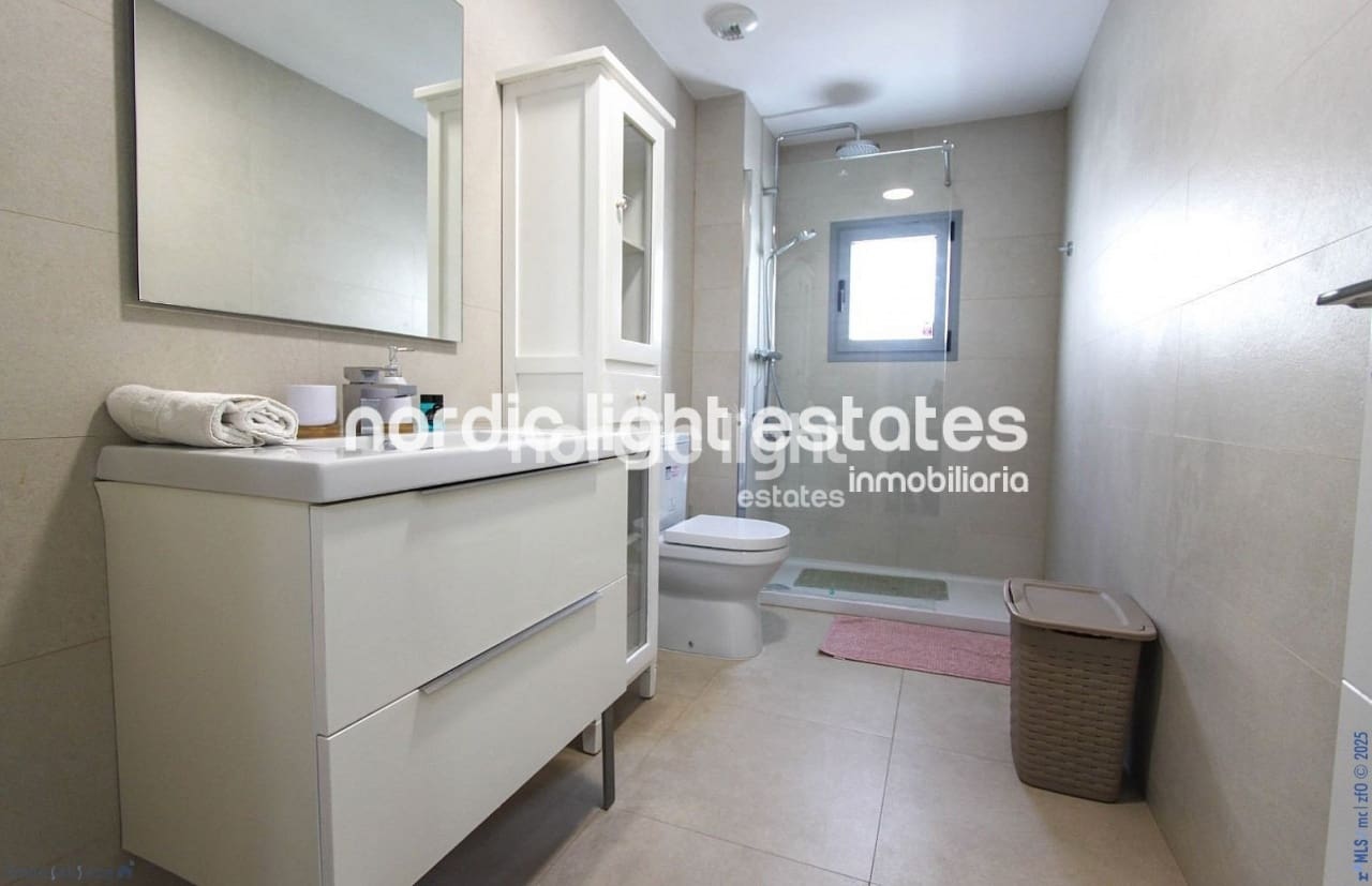 2 soveværelse Penthouse til salg i Torrox-Costa med swimmingpool garage - € 850.000 (Ref: 9362964)