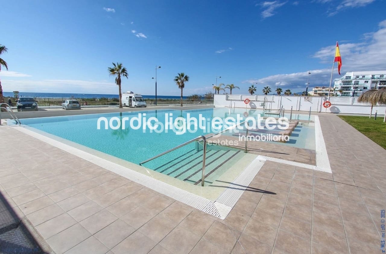 2 soveværelse Penthouse til salg i Torrox-Costa med swimmingpool garage - € 850.000 (Ref: 9362964)