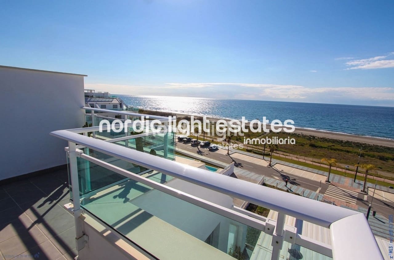 2 soveværelse Penthouse til salg i Torrox-Costa med swimmingpool garage - € 850.000 (Ref: 9362964)