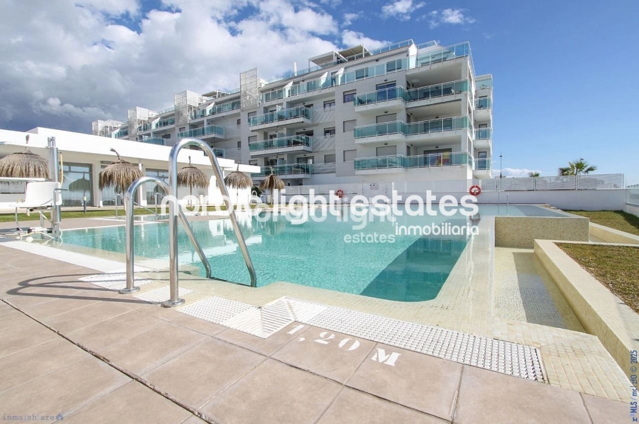 2 soveværelse Penthouse til salg i Torrox-Costa med swimmingpool garage - € 850.000 (Ref: 9362964)