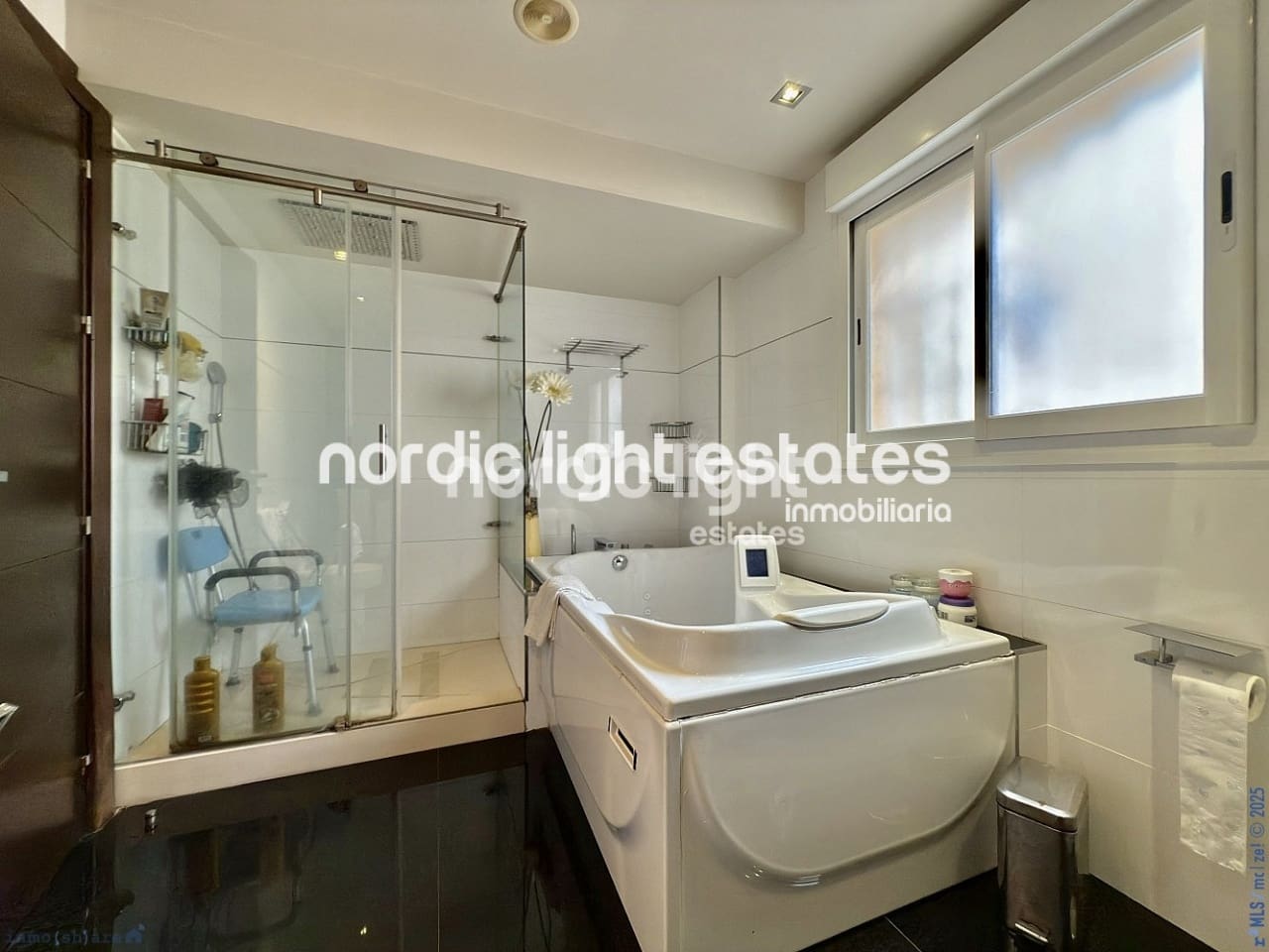 4 soveværelse Semi-Rækkehus til salg i Torre del Mar med swimmingpool garage - € 549.900 (Ref: 9426292)