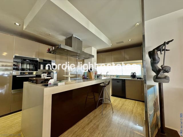 4 soveværelse Semi-Rækkehus til salg i Torre del Mar, Vélez-Málaga med swimmingpool garage - € 549.900 (Ref: 9426292)