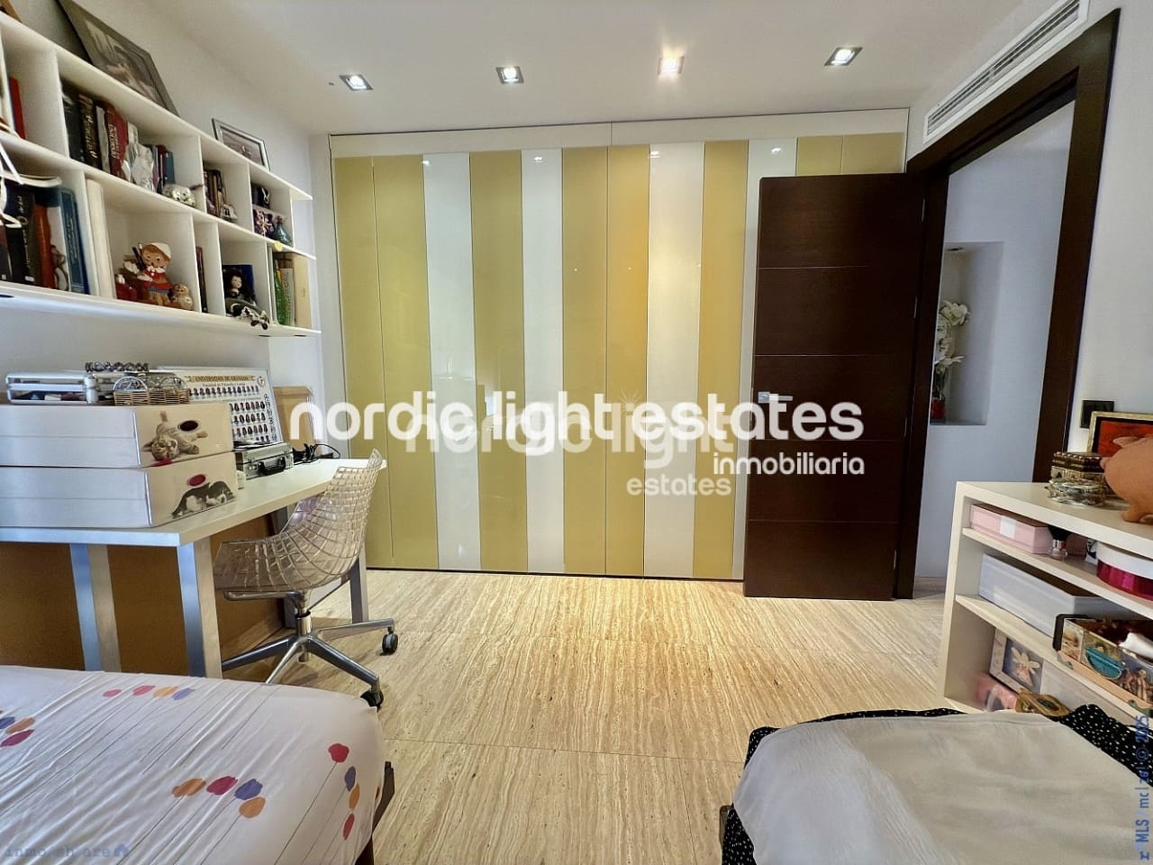 4 soveværelse Semi-Rækkehus til salg i Torre del Mar med swimmingpool garage - € 549.900 (Ref: 9426292)