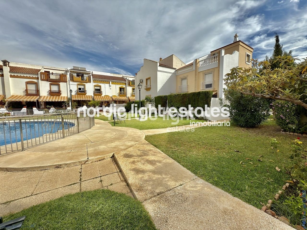 4 soveværelse Semi-Rækkehus til salg i Torre del Mar med swimmingpool garage - € 549.900 (Ref: 9426292)