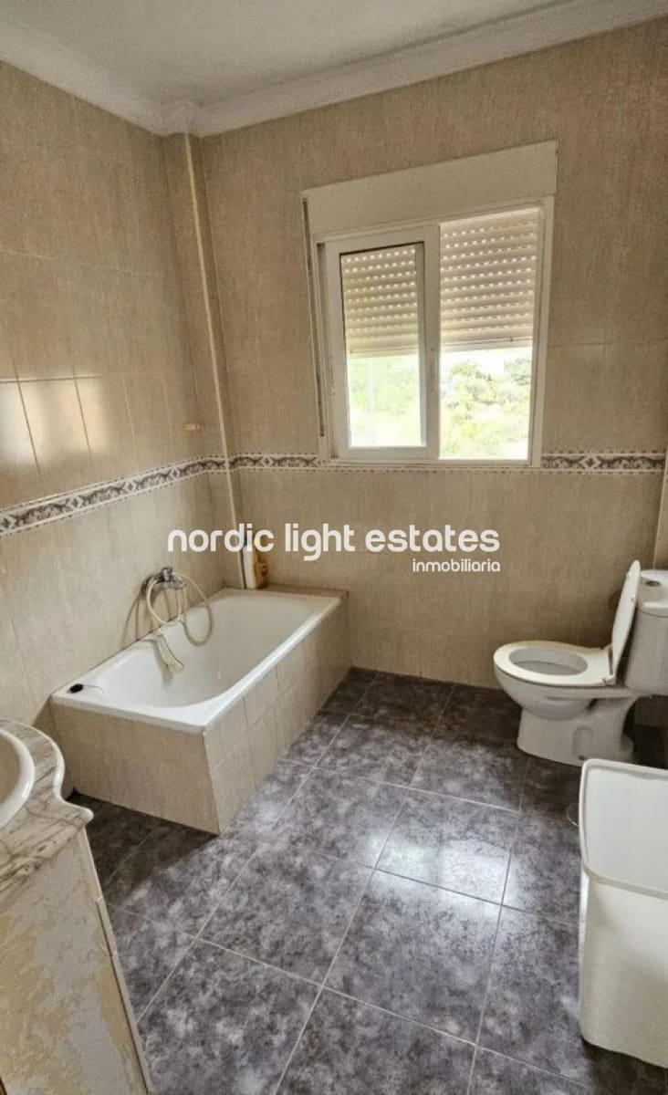 3 soveværelse Semi-Rækkehus til salg i Benajarafe med garage - € 375.000 (Ref: 9431928)