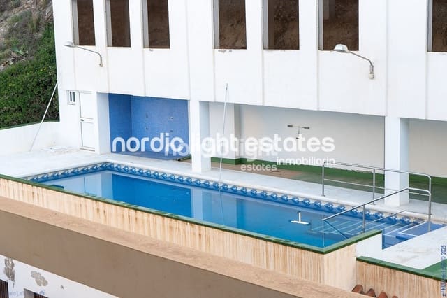 Apartamento de 2 habitaciones en Torrox-Costa, Torrox en venta con piscina - 360.000 € (Ref: 9432399)