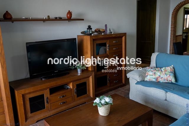 Apartamento de 2 habitaciones en Torrox-Costa, Torrox en venta con piscina - 360.000 € (Ref: 9432399)