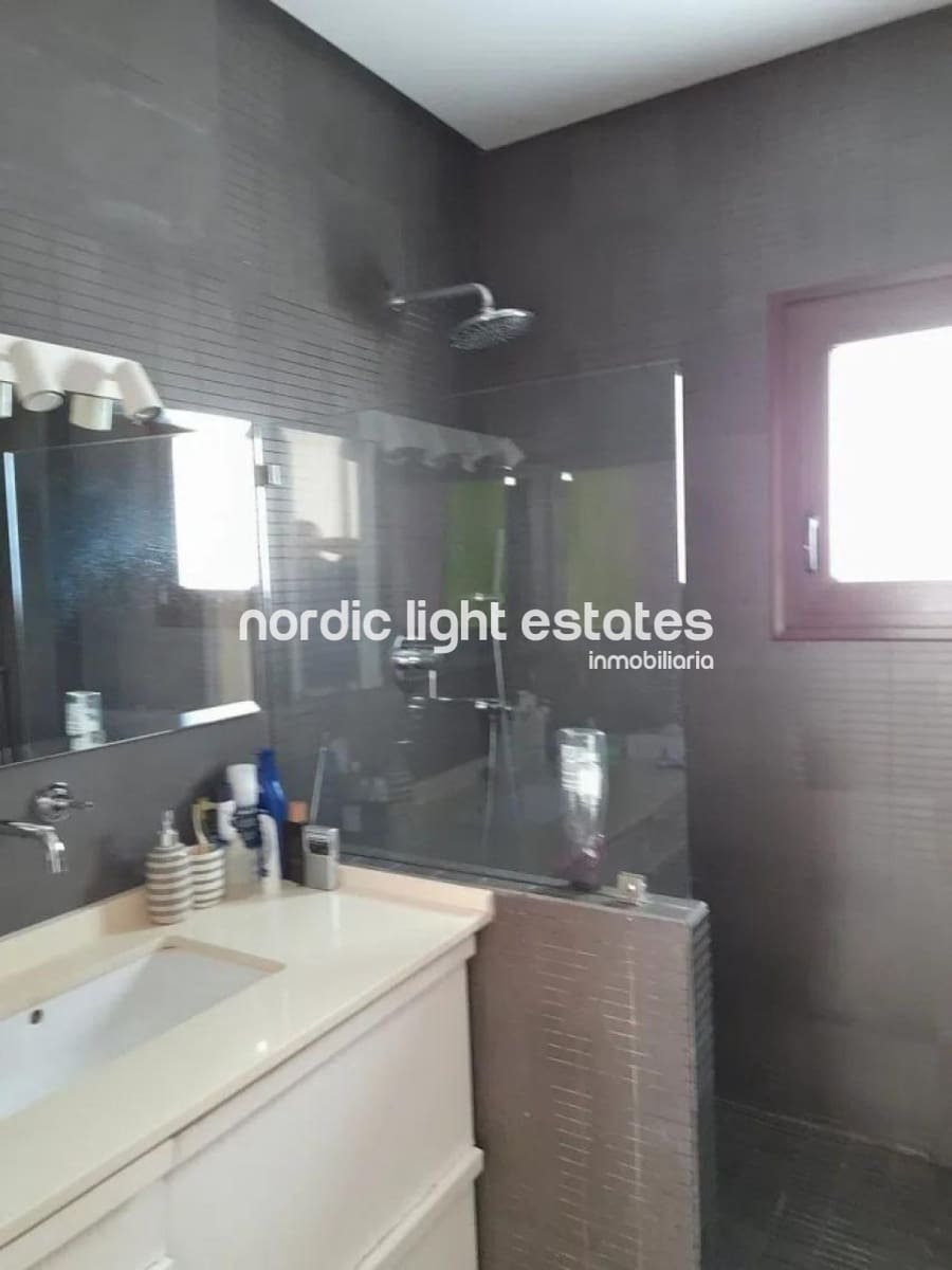 6 soverom Villa til salgs i Malaga by med svømmebasseng garasje - € 2 750 000 (Ref: 9446965)