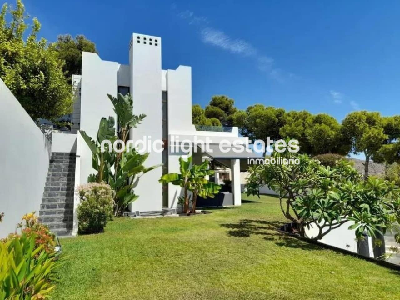 6 soverom Villa til salgs i Malaga by med svømmebasseng garasje - € 2 750 000 (Ref: 9446965)