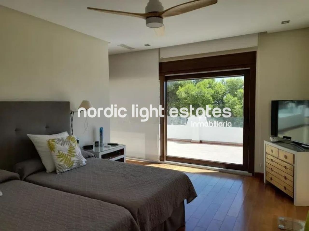 6 soverom Villa til salgs i Malaga by med svømmebasseng garasje - € 2 750 000 (Ref: 9446965)