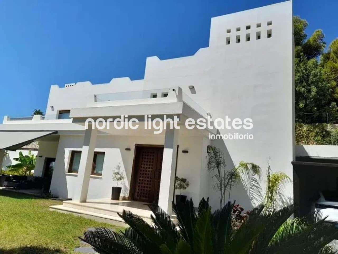 6 soverom Villa til salgs i Malaga by med svømmebasseng garasje - € 2 750 000 (Ref: 9446965)