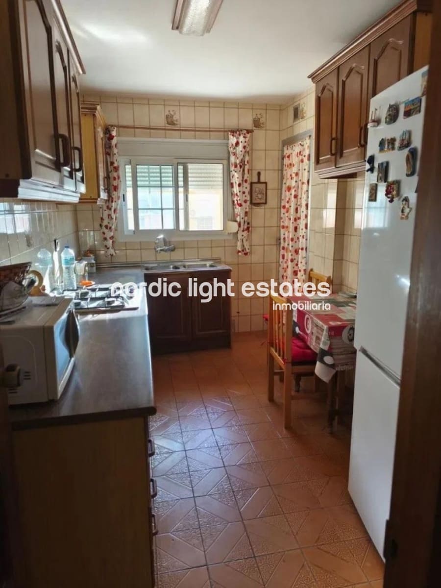 4 bedroom Flat for sale in Malaga city with garage - € 415,000 (Ref: 9451461)