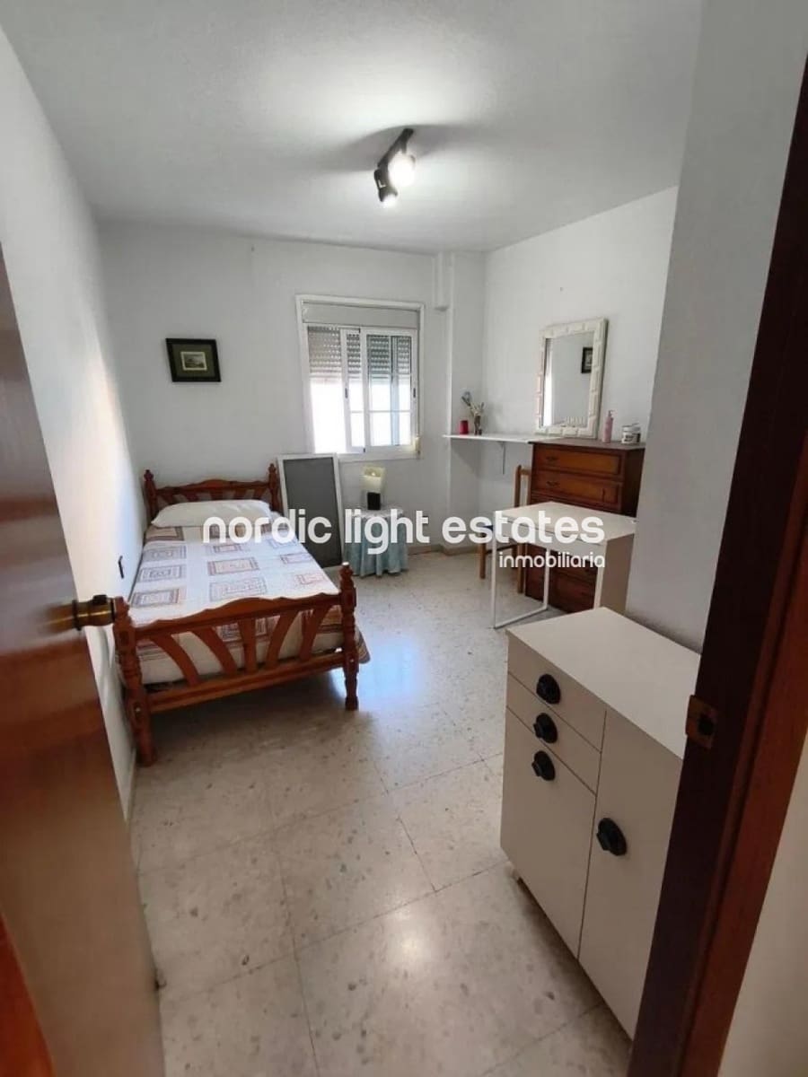 4 bedroom Flat for sale in Malaga city with garage - € 415,000 (Ref: 9451461)