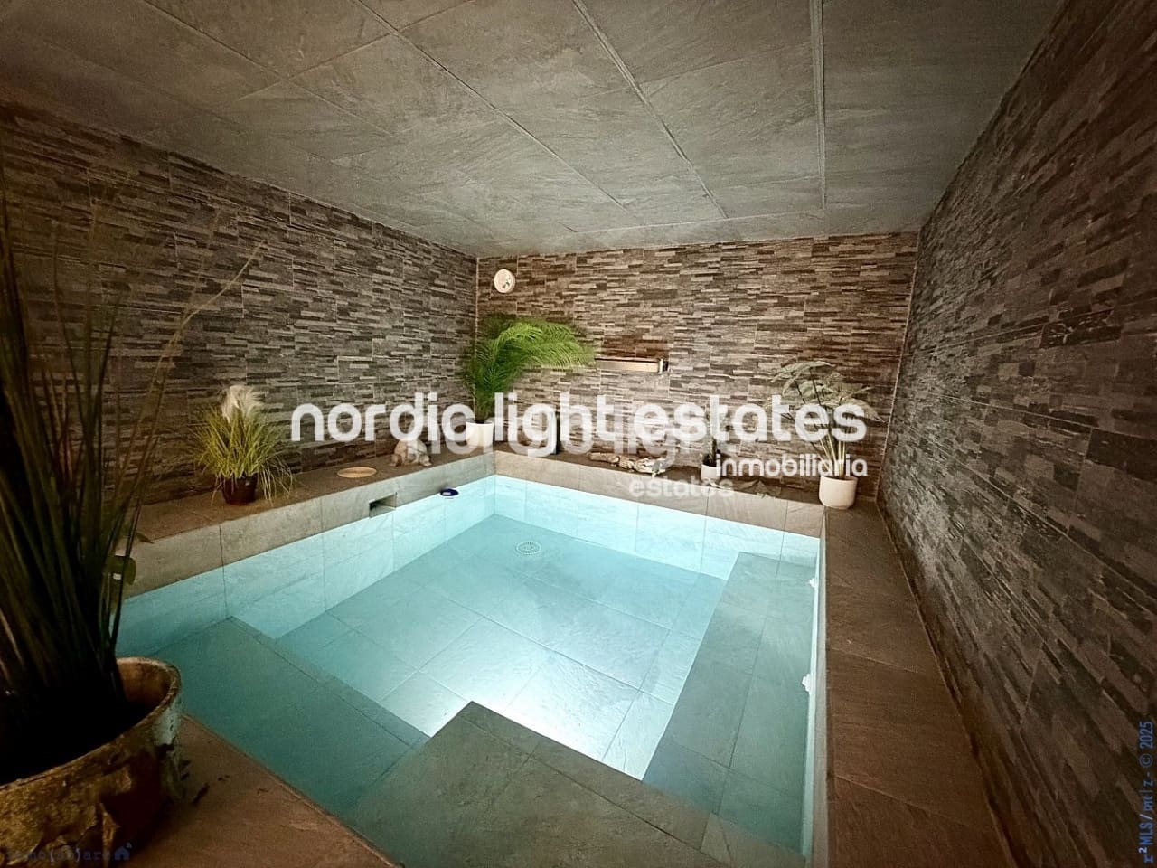 14 bedroom Villa for sale in Nerja with pool garage - € 1,500,000 (Ref: 9466308)