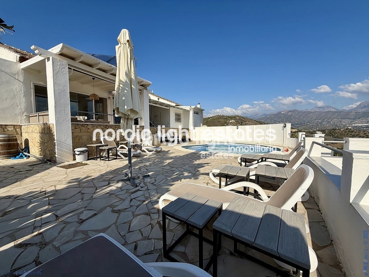 14 bedroom Villa for sale in Nerja with pool garage - € 1,500,000 (Ref: 9466308)