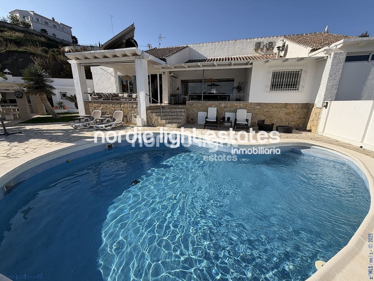 14 bedroom Villa for sale in Nerja with pool garage - € 1,500,000 (Ref: 9466308)