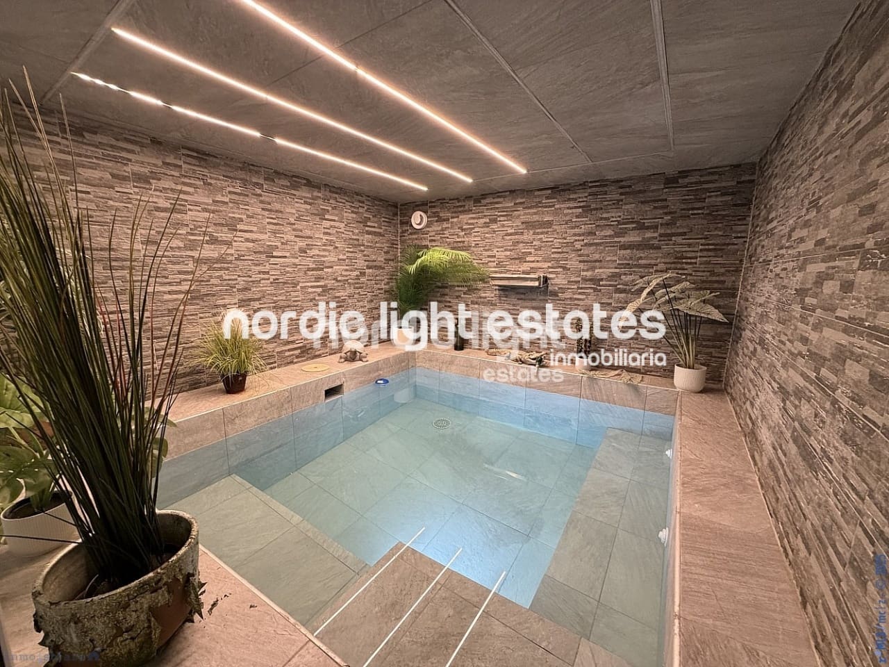 14 bedroom Villa for sale in Nerja with pool garage - € 1,500,000 (Ref: 9466308)