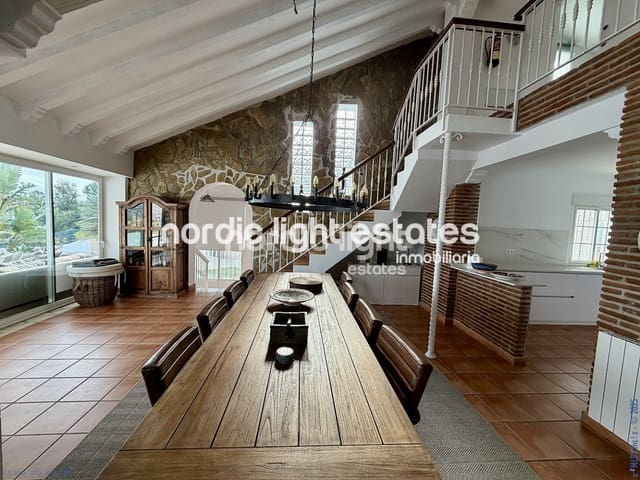 14 bedroom Villa for sale in Nerja with pool garage - € 1,500,000 (Ref: 9466308)