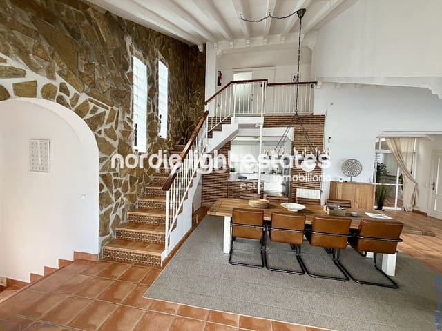 14 bedroom Villa for sale in Nerja with pool garage - € 1,500,000 (Ref: 9466308)